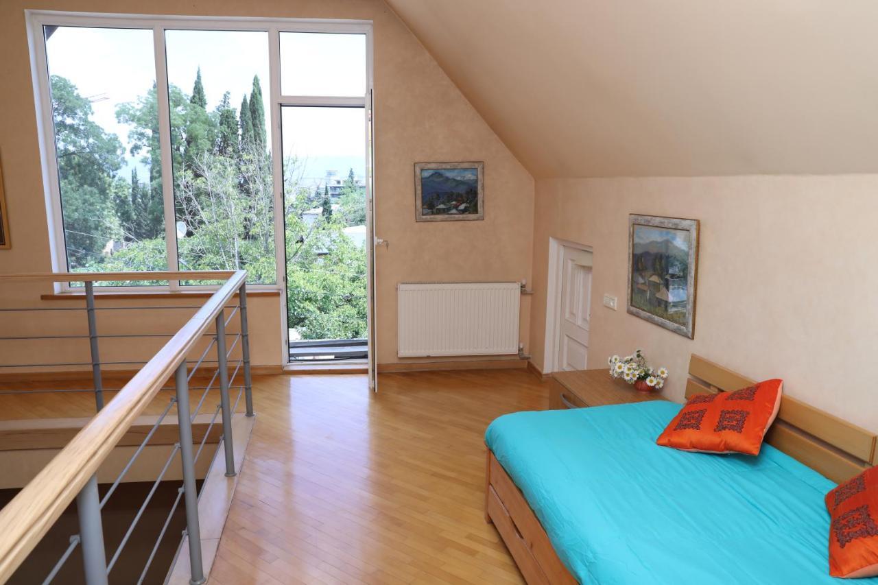 4Bd Appartaments With Cozy Garden Tbilisi ภายนอก รูปภาพ